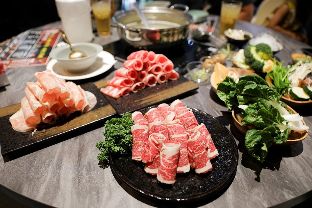 桃園食記｜食鍋性也 海鮮鍋物 青埔美食、親子友善餐廳、火鍋推薦！海鮮蛤蜊湯頭+199升級肉品吃到飽