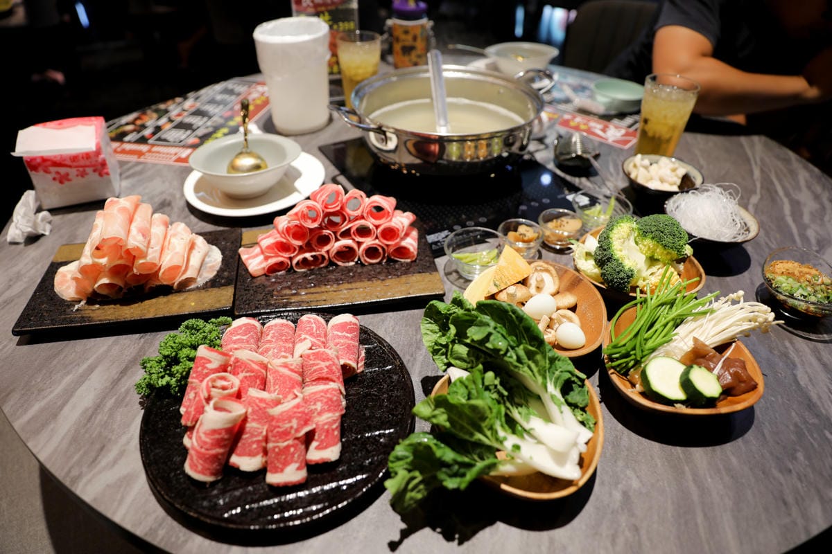 桃園食記｜食鍋性也 海鮮鍋物 青埔美食、親子友善餐廳、火鍋推薦！海鮮蛤蜊湯頭+199升級肉品吃到飽