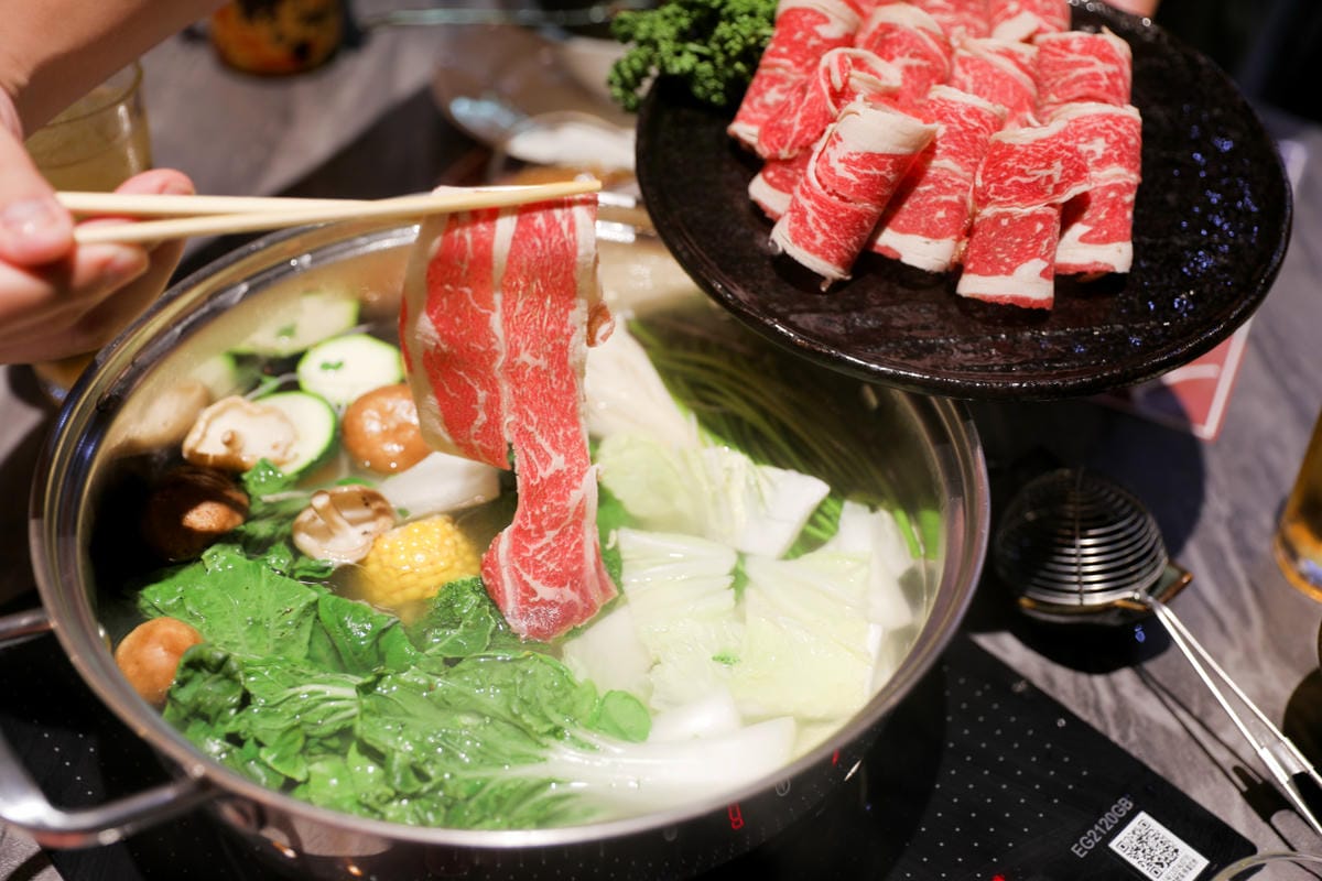 桃園食記｜食鍋性也 海鮮鍋物 青埔美食、親子友善餐廳、火鍋推薦！海鮮蛤蜊湯頭+199升級肉品吃到飽