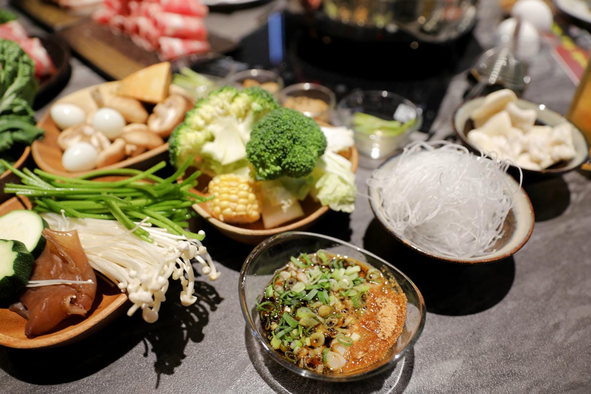 桃園食記｜食鍋性也 海鮮鍋物 青埔美食、親子友善餐廳、火鍋推薦！海鮮蛤蜊湯頭+199升級肉品吃到飽