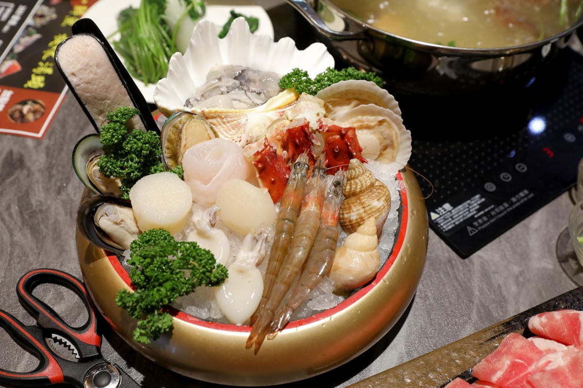 桃園食記｜食鍋性也 海鮮鍋物 青埔美食、親子友善餐廳、火鍋推薦！海鮮蛤蜊湯頭+199升級肉品吃到飽