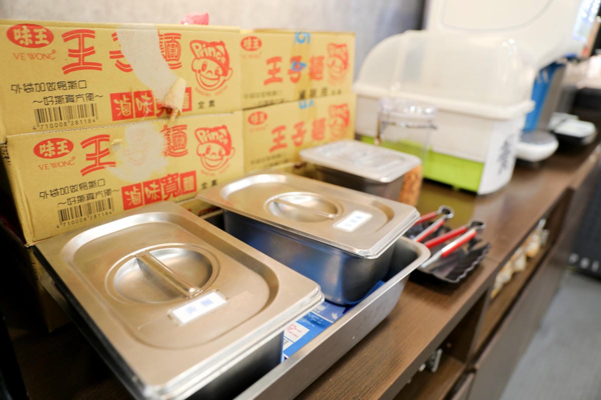 桃園食記｜逸小鍋 鍋の物（中壢健行店）自助吧麵食吃到飽、干貝豬肉片買一送一 學生最愛的平價鍋物，中壢後火車站美食推薦！