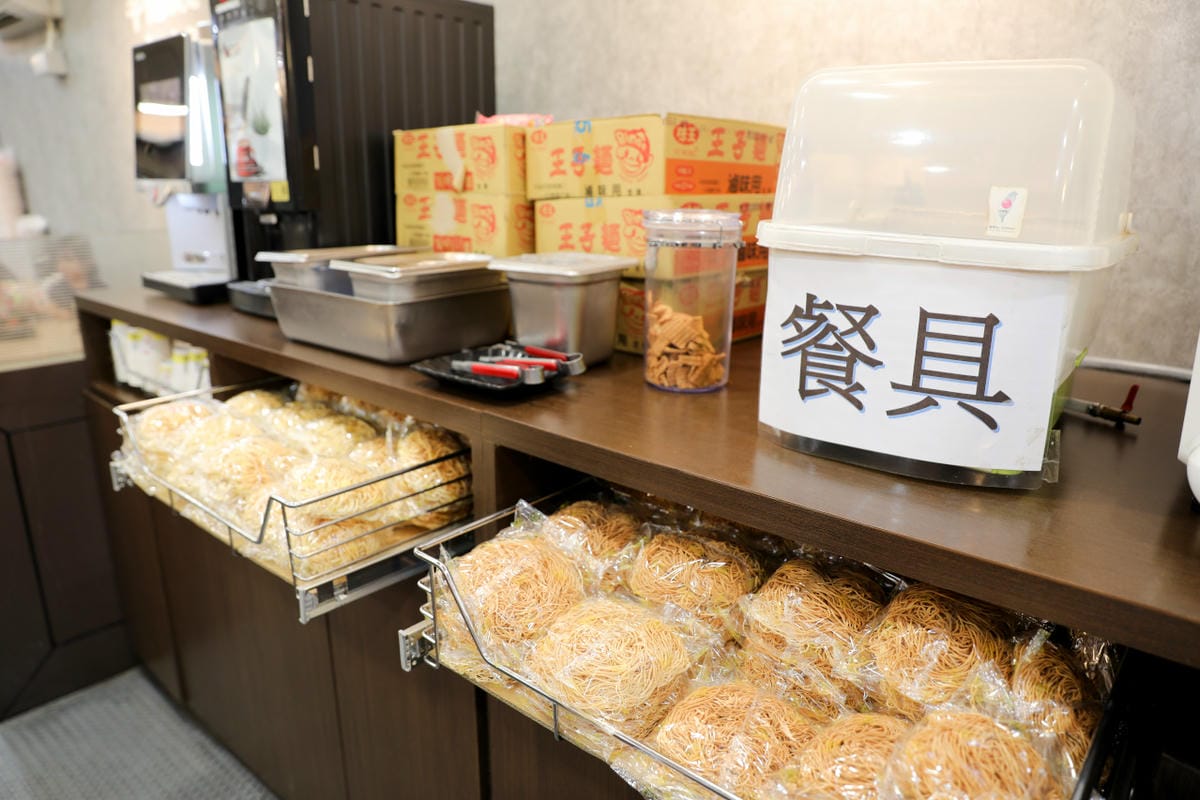 桃園食記｜逸小鍋 鍋の物（中壢健行店）自助吧麵食吃到飽、干貝豬肉片買一送一 學生最愛的平價鍋物，中壢後火車站美食推薦！