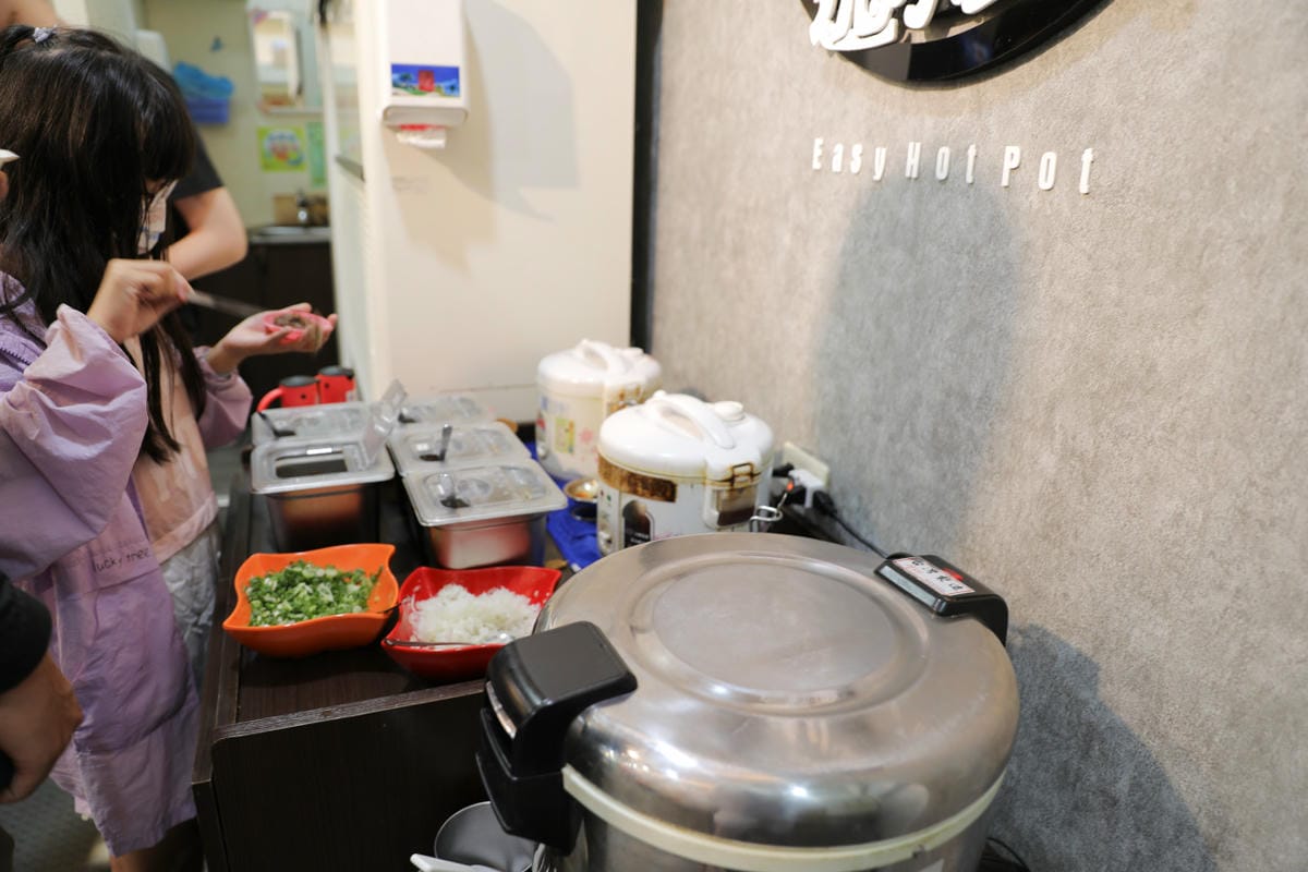 桃園食記｜逸小鍋 鍋の物（中壢健行店）自助吧麵食吃到飽、干貝豬肉片買一送一 學生最愛的平價鍋物，中壢後火車站美食推薦！