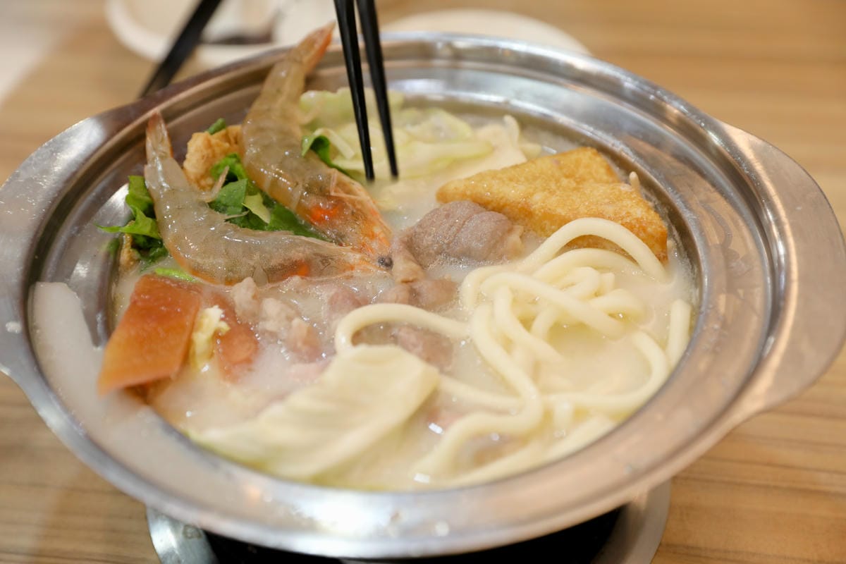 桃園食記｜逸小鍋 鍋の物（中壢健行店）自助吧麵食吃到飽、干貝豬肉片買一送一 學生最愛的平價鍋物，中壢後火車站美食推薦！