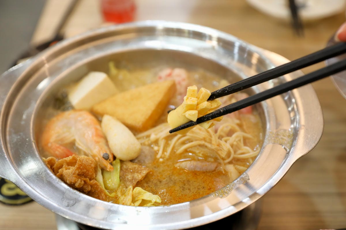 桃園食記｜逸小鍋 鍋の物（中壢健行店）自助吧麵食吃到飽、干貝豬肉片買一送一 學生最愛的平價鍋物，中壢後火車站美食推薦！