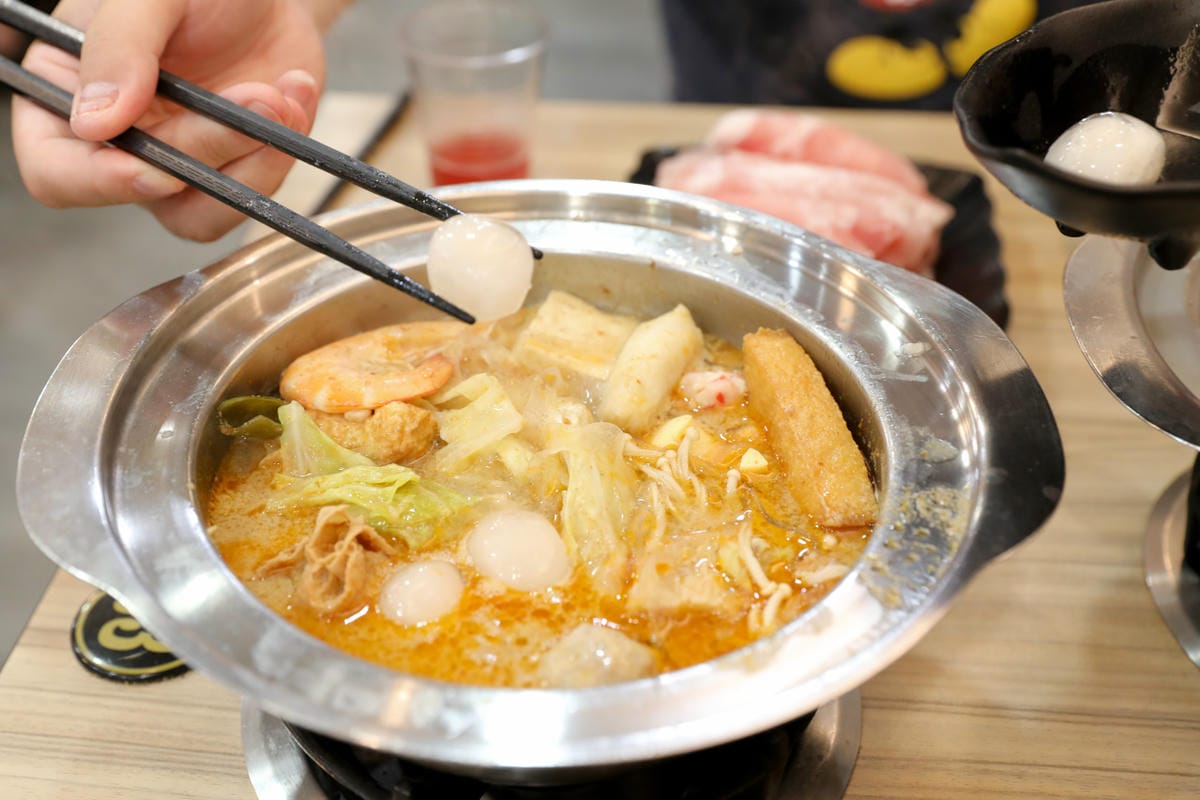 桃園食記｜逸小鍋 鍋の物（中壢健行店）自助吧麵食吃到飽、干貝豬肉片買一送一 學生最愛的平價鍋物，中壢後火車站美食推薦！