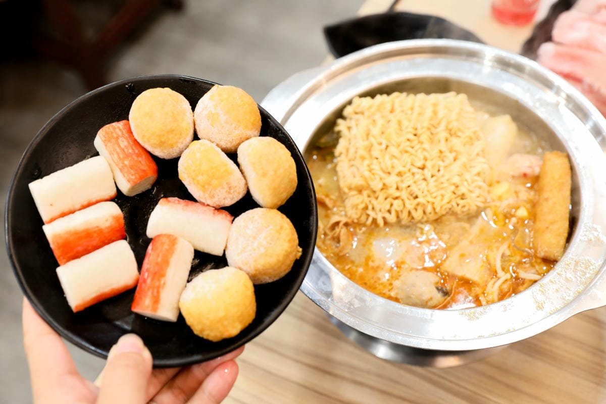 桃園食記｜逸小鍋 鍋の物（中壢健行店）自助吧麵食吃到飽、干貝豬肉片買一送一 學生最愛的平價鍋物，中壢後火車站美食推薦！