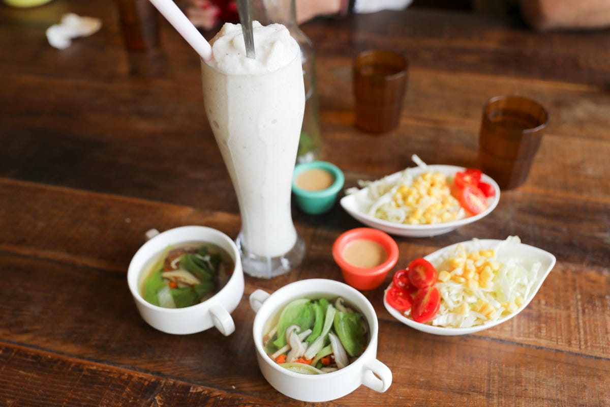 新北食記｜小馬貝菈-Ezi森活 三芝景觀餐廳、親子餐廳推薦！有小馬可以餵食唷～