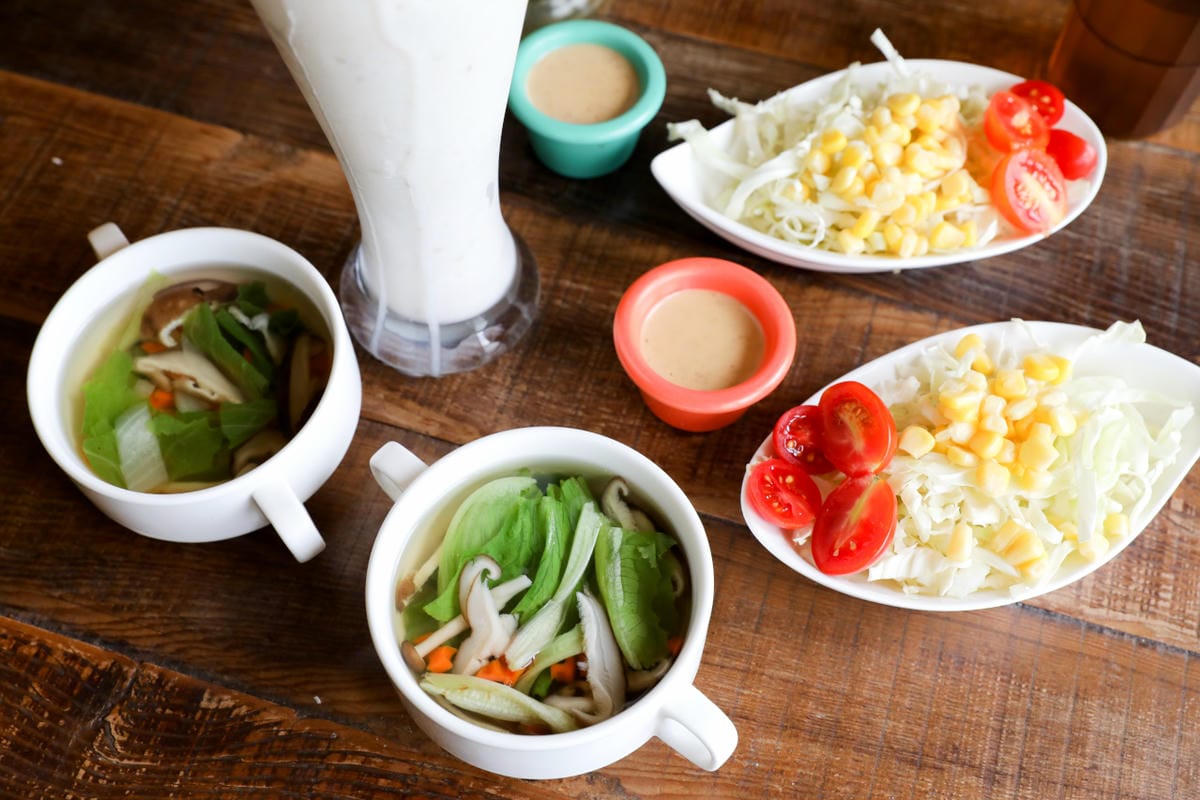 新北食記｜小馬貝菈-Ezi森活 三芝景觀餐廳、親子餐廳推薦！有小馬可以餵食唷～