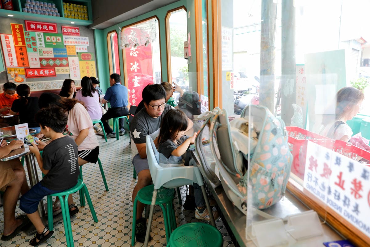 桃園食記｜中壢港式茶餐廳推薦！永芯茶檔 中壢超人氣排隊名店，好吃的公仔撈麵、豬扒包、冰火菠蘿油、咸檸七！