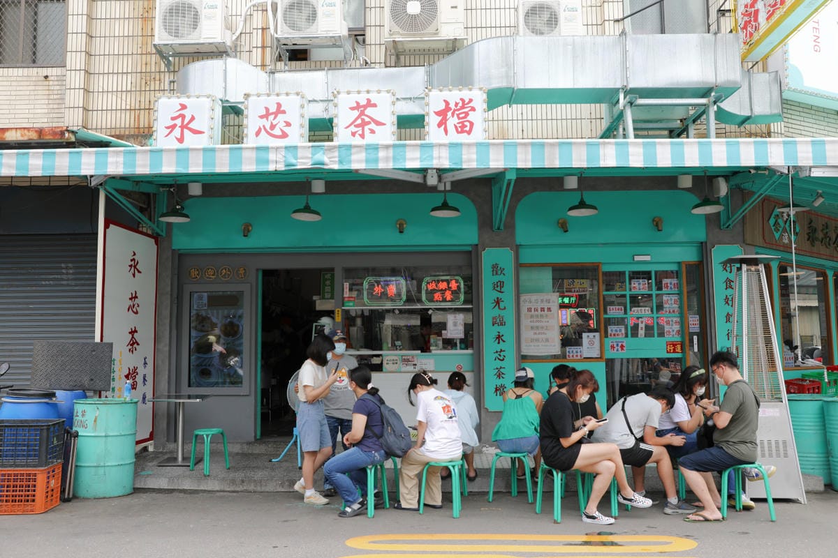 桃園食記｜中壢港式茶餐廳推薦！永芯茶檔 中壢超人氣排隊名店，好吃的公仔撈麵、豬扒包、冰火菠蘿油、咸檸七！