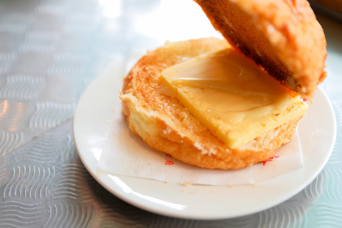 桃園食記｜中壢港式茶餐廳推薦！永芯茶檔 中壢超人氣排隊名店，好吃的公仔撈麵、豬扒包、冰火菠蘿油、咸檸七！