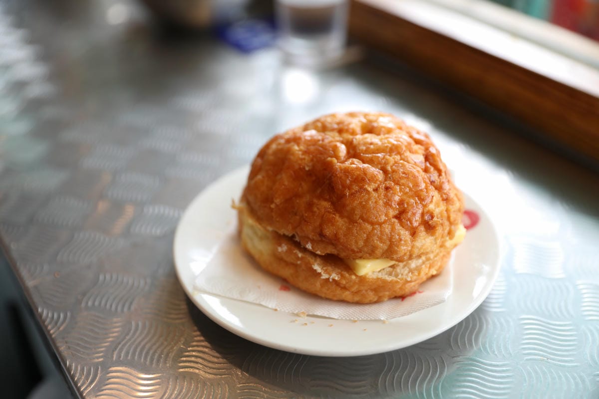 桃園食記｜中壢港式茶餐廳推薦！永芯茶檔 中壢超人氣排隊名店，好吃的公仔撈麵、豬扒包、冰火菠蘿油、咸檸七！