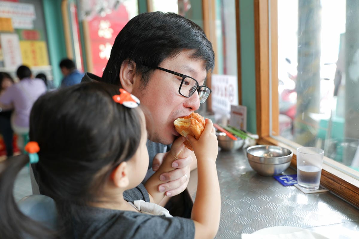 桃園食記｜中壢港式茶餐廳推薦！永芯茶檔 中壢超人氣排隊名店，好吃的公仔撈麵、豬扒包、冰火菠蘿油、咸檸七！