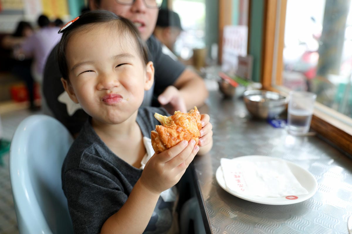 桃園食記｜中壢港式茶餐廳推薦！永芯茶檔 中壢超人氣排隊名店，好吃的公仔撈麵、豬扒包、冰火菠蘿油、咸檸七！