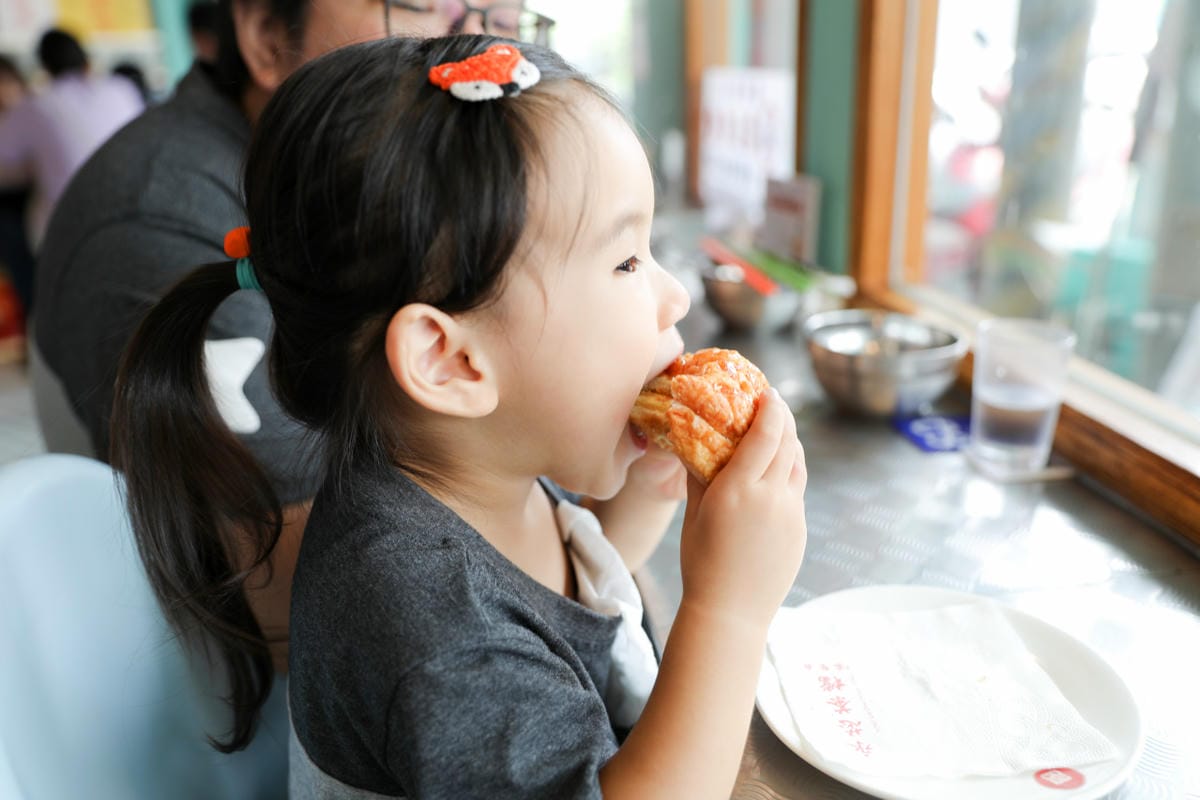 桃園食記｜中壢港式茶餐廳推薦！永芯茶檔 中壢超人氣排隊名店，好吃的公仔撈麵、豬扒包、冰火菠蘿油、咸檸七！