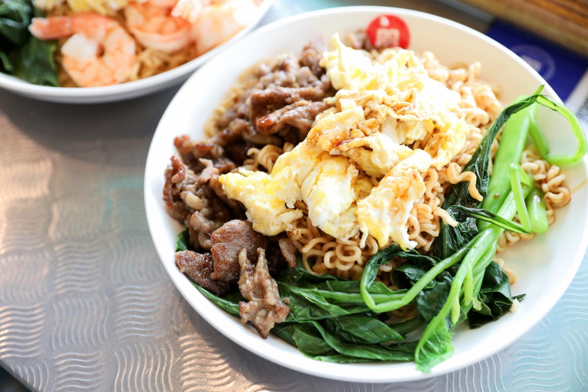 桃園食記｜中壢港式茶餐廳推薦！永芯茶檔 中壢超人氣排隊名店，好吃的公仔撈麵、豬扒包、冰火菠蘿油、咸檸七！