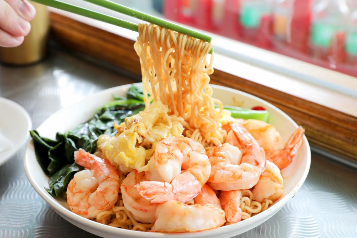 桃園食記｜中壢港式茶餐廳推薦！永芯茶檔 中壢超人氣排隊名店，好吃的公仔撈麵、豬扒包、冰火菠蘿油、咸檸七！