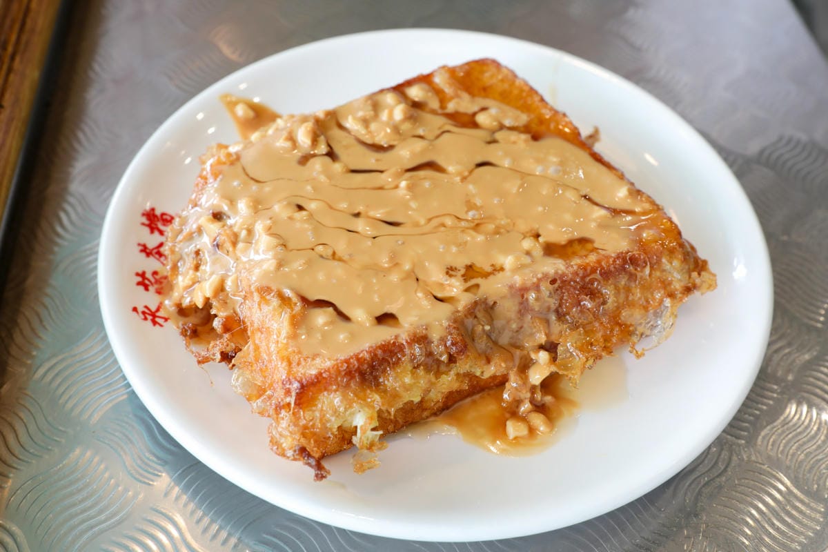 桃園食記｜中壢港式茶餐廳推薦！永芯茶檔 中壢超人氣排隊名店，好吃的公仔撈麵、豬扒包、冰火菠蘿油、咸檸七！