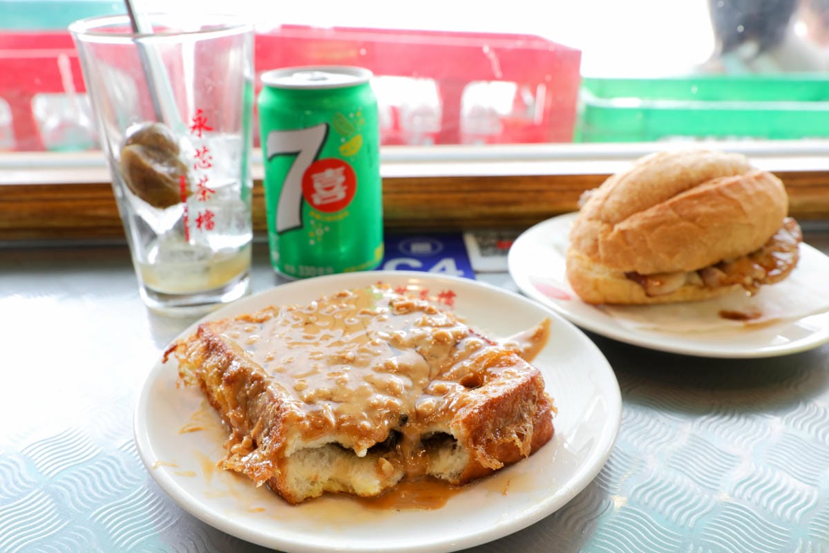 桃園食記｜中壢港式茶餐廳推薦！永芯茶檔 中壢超人氣排隊名店，好吃的公仔撈麵、豬扒包、冰火菠蘿油、咸檸七！