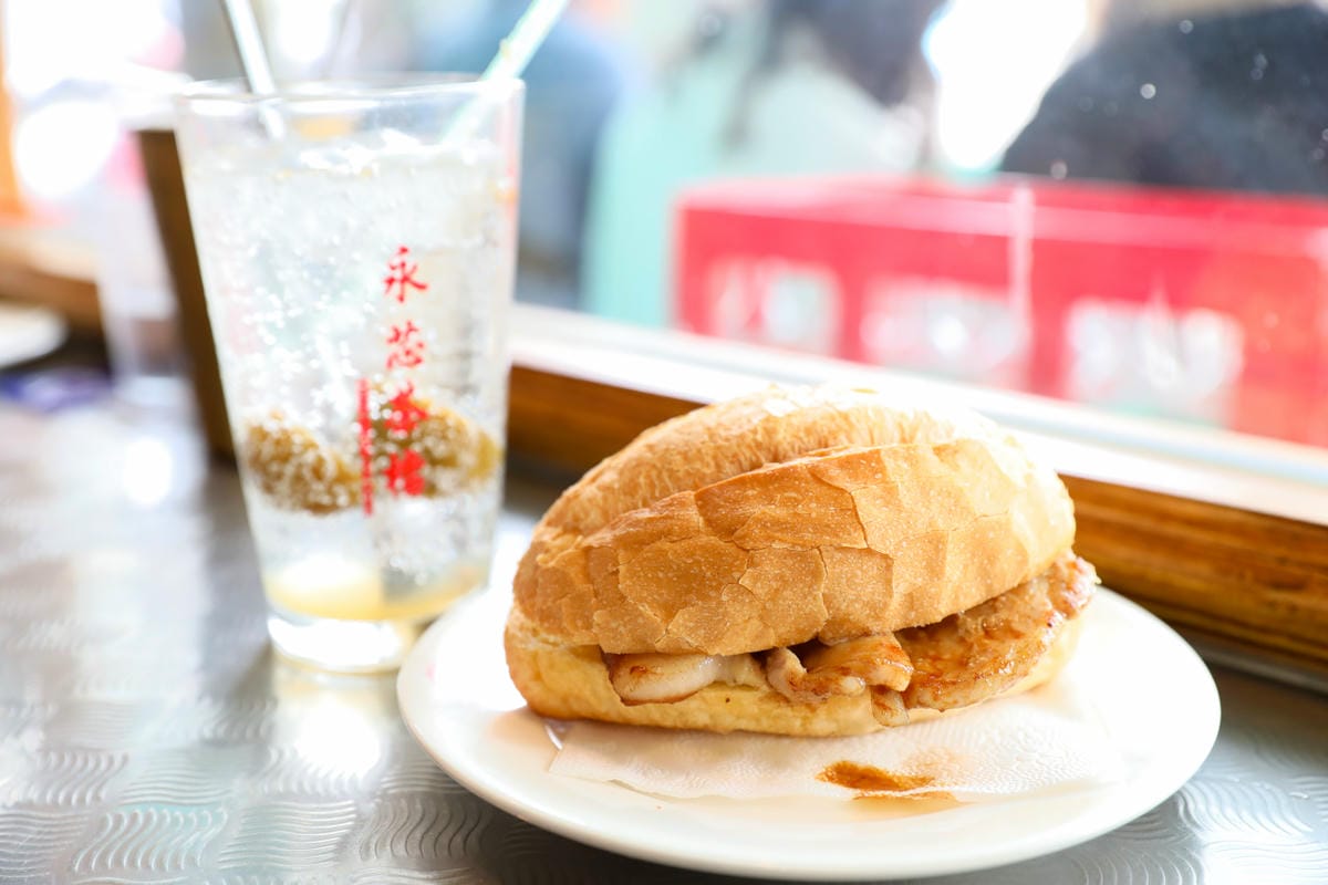 桃園食記｜中壢港式茶餐廳推薦！永芯茶檔 中壢超人氣排隊名店，好吃的公仔撈麵、豬扒包、冰火菠蘿油、咸檸七！