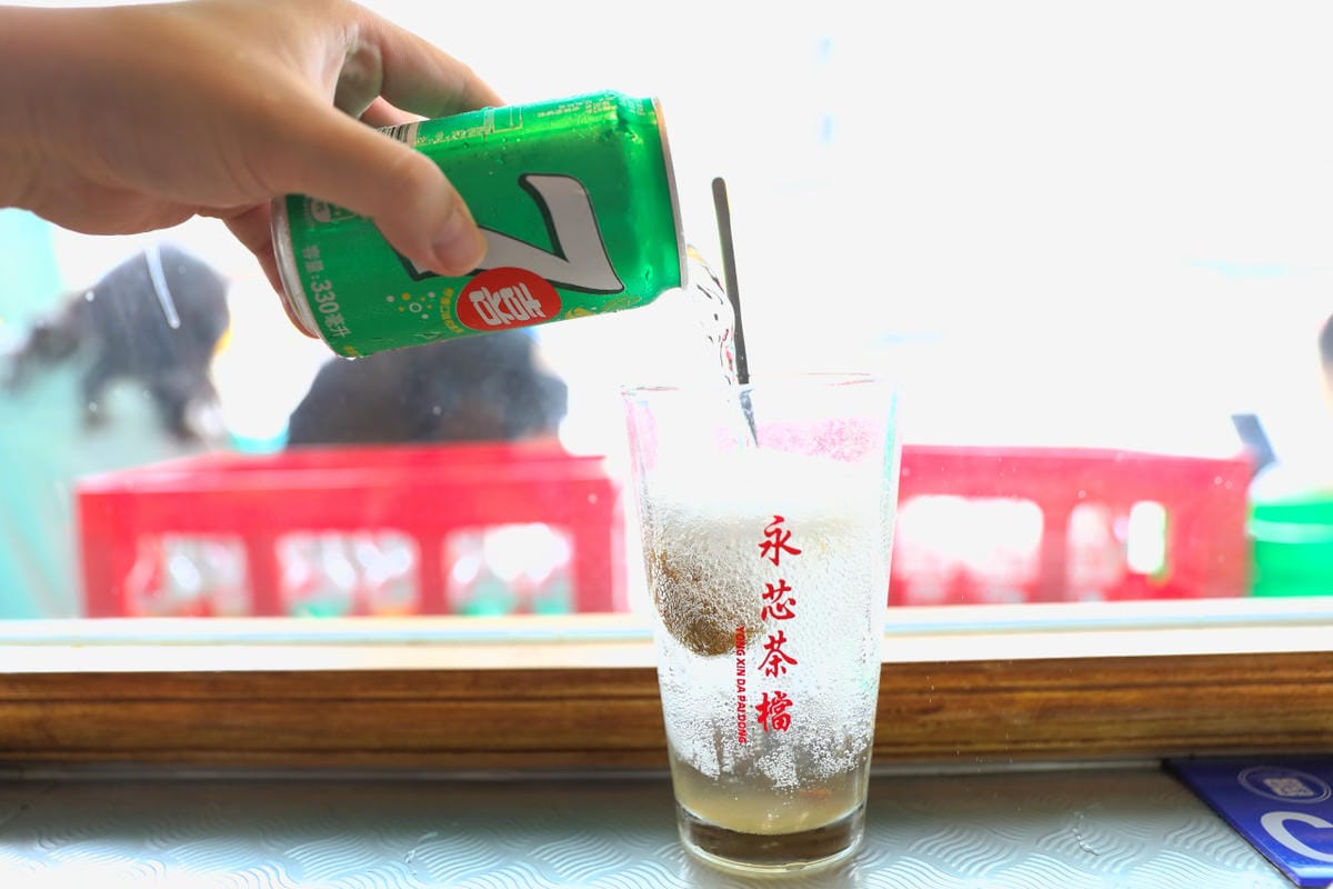 桃園食記｜中壢港式茶餐廳推薦！永芯茶檔 中壢超人氣排隊名店，好吃的公仔撈麵、豬扒包、冰火菠蘿油、咸檸七！