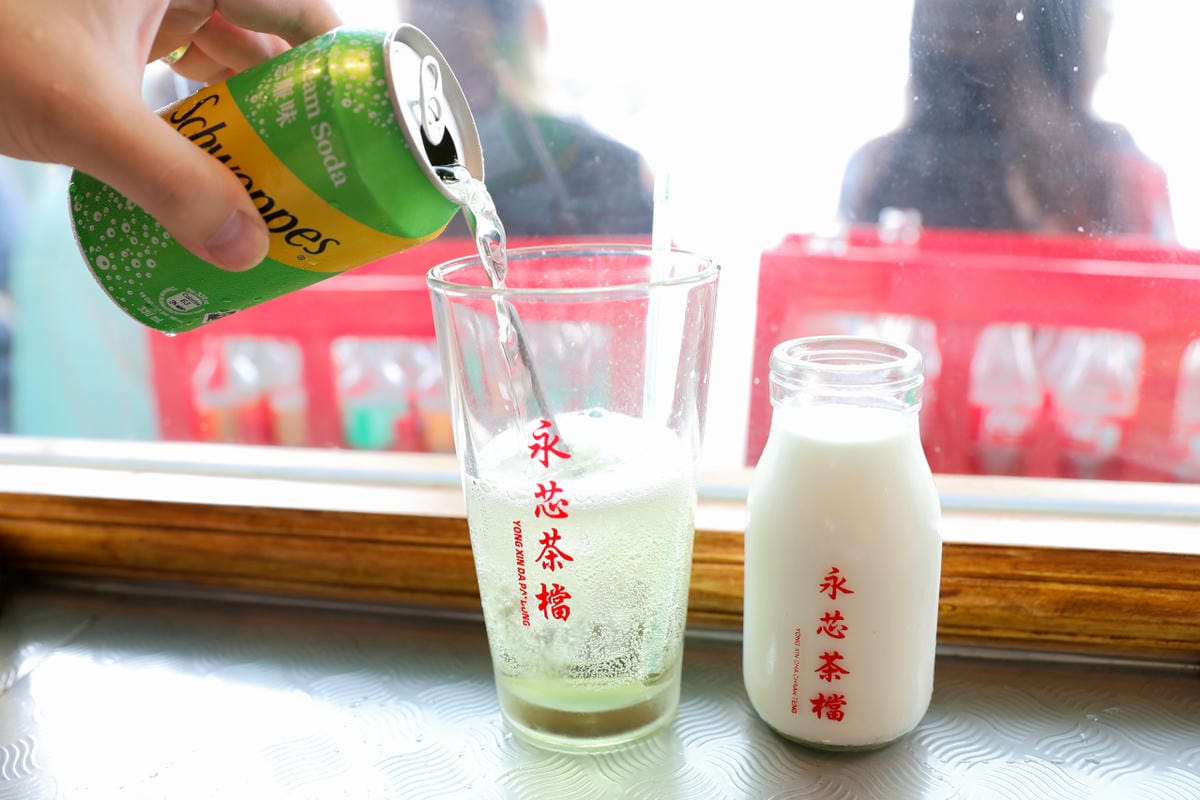 桃園食記｜中壢港式茶餐廳推薦！永芯茶檔 中壢超人氣排隊名店，好吃的公仔撈麵、豬扒包、冰火菠蘿油、咸檸七！