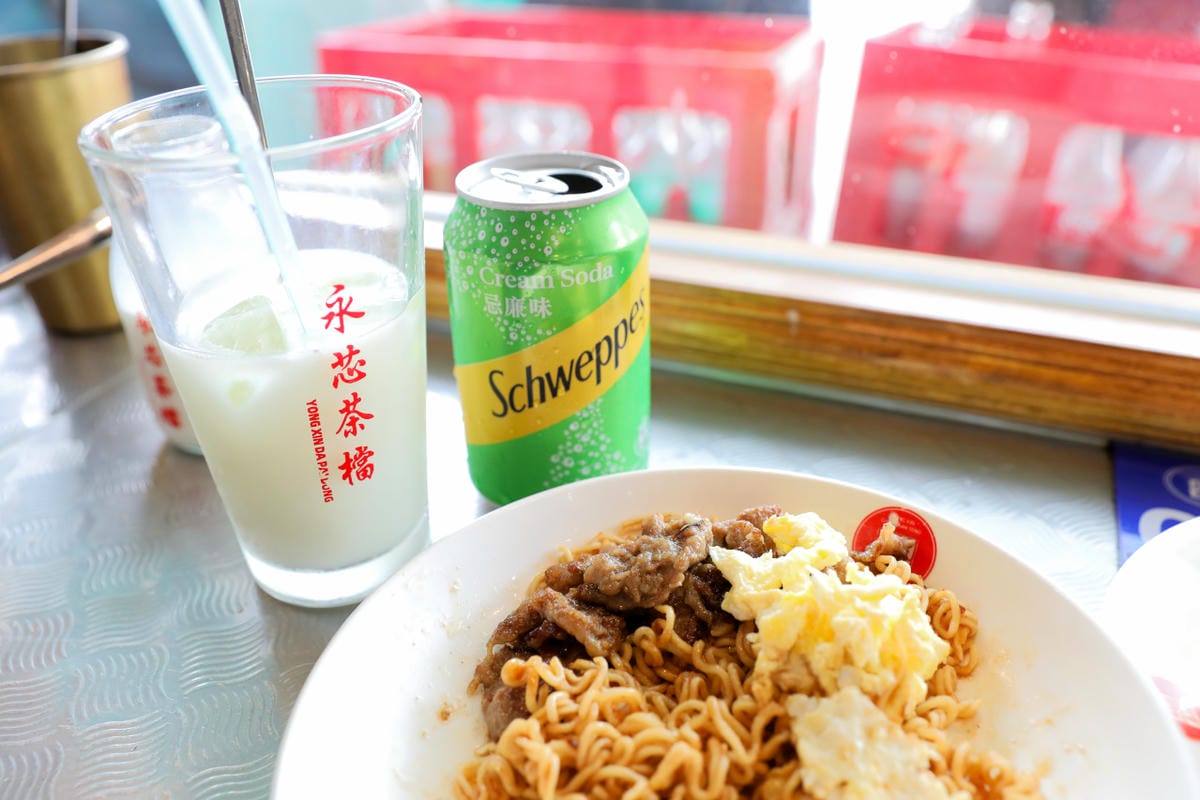 桃園食記｜中壢港式茶餐廳推薦！永芯茶檔 中壢超人氣排隊名店，好吃的公仔撈麵、豬扒包、冰火菠蘿油、咸檸七！