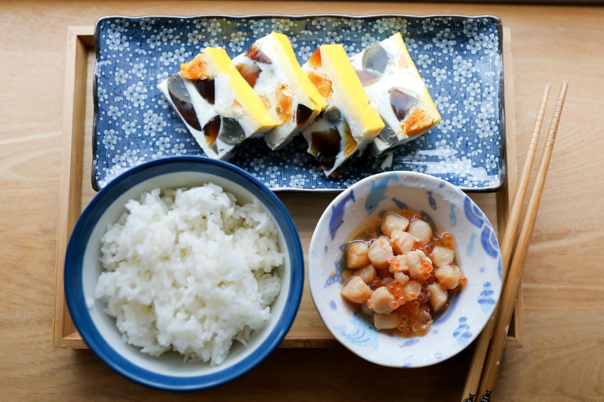 料理｜高優質不含鉛皮蛋 咱兜ㄟ養雞場-金Q雞皮蛋 紅殼機能雞皮蛋 夏日涼拌料理推薦！皮蛋豆腐、三色蛋