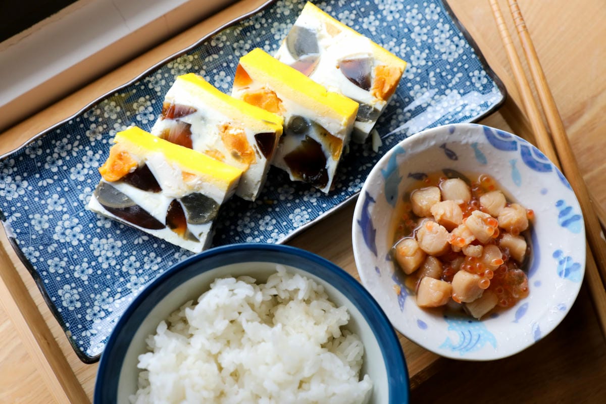 料理｜高優質不含鉛皮蛋 咱兜ㄟ養雞場-金Q雞皮蛋 紅殼機能雞皮蛋 夏日涼拌料理推薦！皮蛋豆腐、三色蛋