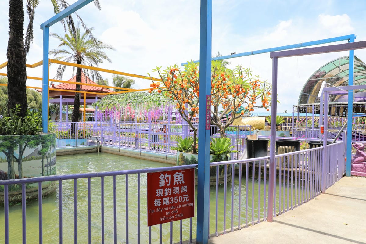 台南食記｜2023台南最新景點推薦！紫色水漾越南休閒村（原鱷魚王蓮花休閒村）道地越式料理 火鍋、烤肉，門票可兌換飲品或越南服飾租借