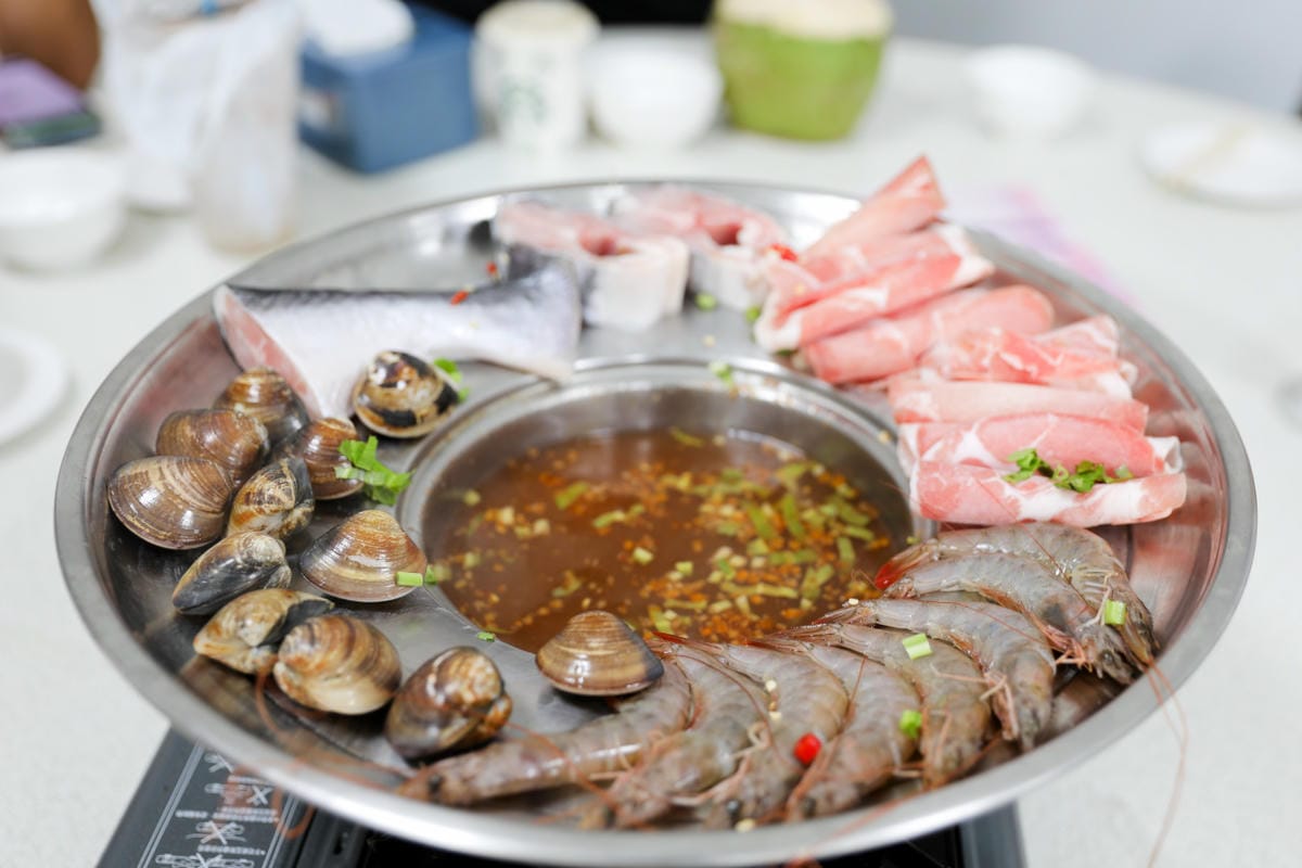 台南食記｜2023台南最新景點推薦！紫色水漾越南休閒村（原鱷魚王蓮花休閒村）道地越式料理 火鍋、烤肉，門票可兌換飲品或越南服飾租借