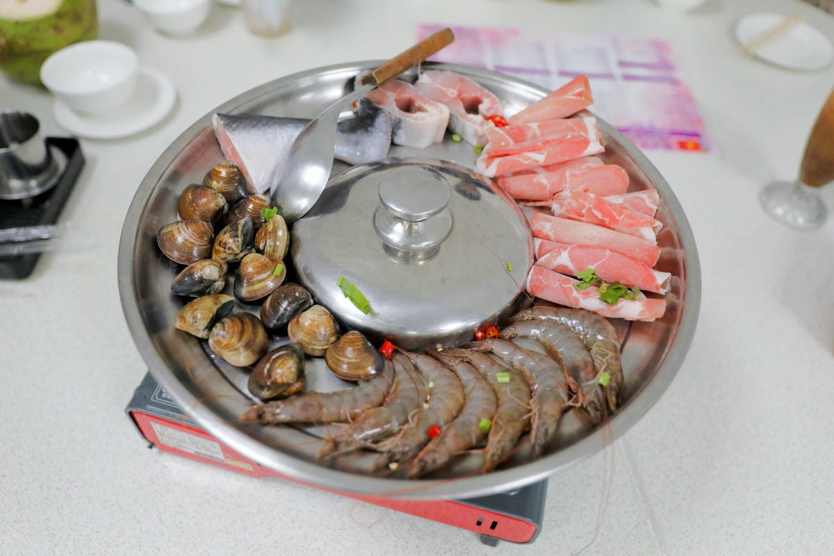 台南食記｜2023台南最新景點推薦！紫色水漾越南休閒村（原鱷魚王蓮花休閒村）道地越式料理 火鍋、烤肉，門票可兌換飲品或越南服飾租借