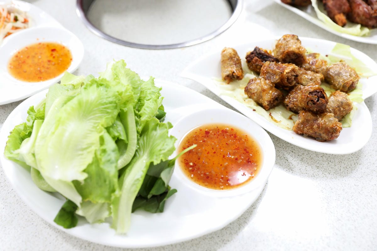 台南食記｜2023台南最新景點推薦！紫色水漾越南休閒村（原鱷魚王蓮花休閒村）道地越式料理 火鍋、烤肉，門票可兌換飲品或越南服飾租借