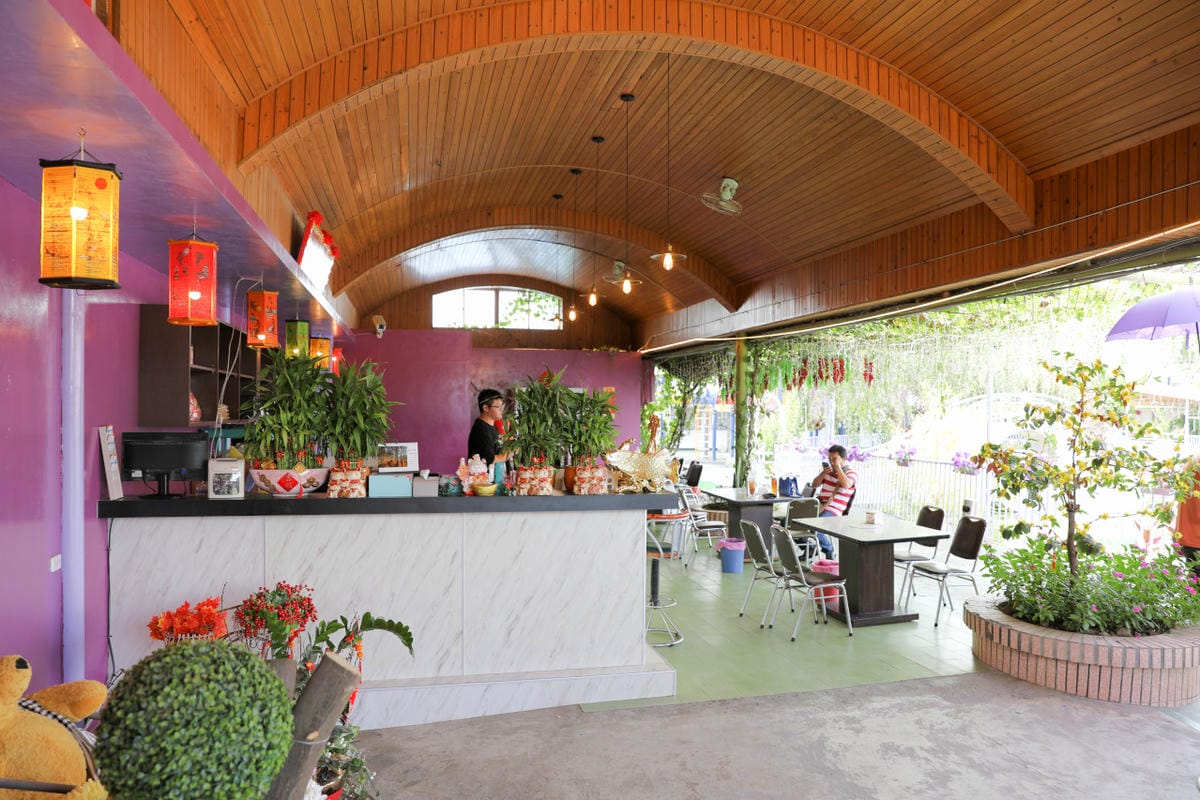 台南食記｜2023台南最新景點推薦！紫色水漾越南休閒村（原鱷魚王蓮花休閒村）道地越式料理 火鍋、烤肉，門票可兌換飲品或越南服飾租借