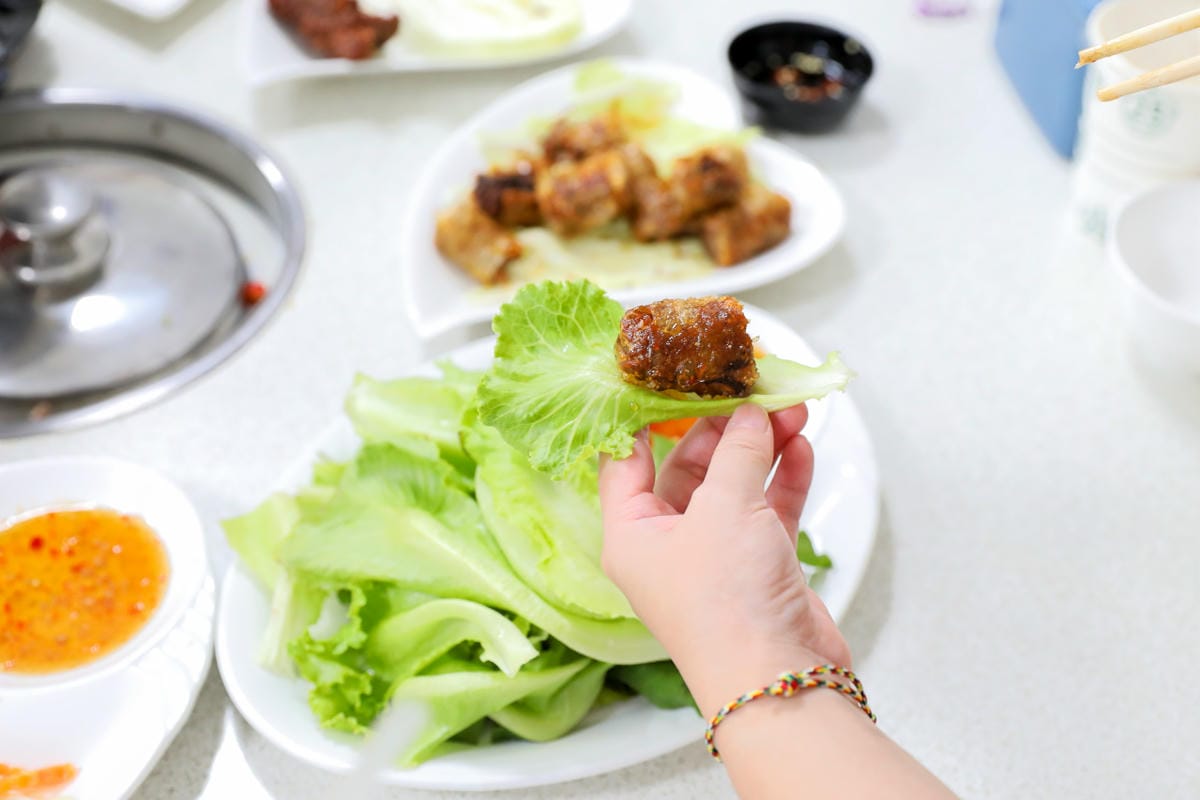 台南食記｜2023台南最新景點推薦！紫色水漾越南休閒村（原鱷魚王蓮花休閒村）道地越式料理 火鍋、烤肉，門票可兌換飲品或越南服飾租借