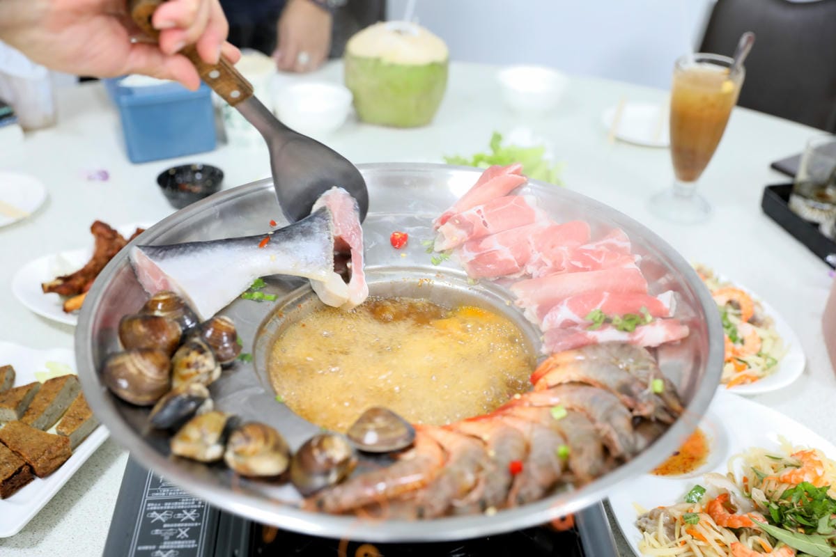 台南食記｜2023台南最新景點推薦！紫色水漾越南休閒村（原鱷魚王蓮花休閒村）道地越式料理 火鍋、烤肉，門票可兌換飲品或越南服飾租借