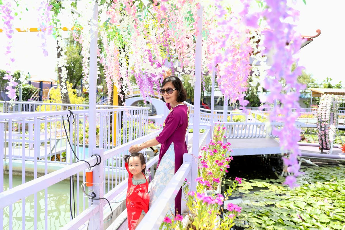 台南食記｜2023台南最新景點推薦！紫色水漾越南休閒村（原鱷魚王蓮花休閒村）道地越式料理 火鍋、烤肉，門票可兌換飲品或越南服飾租借