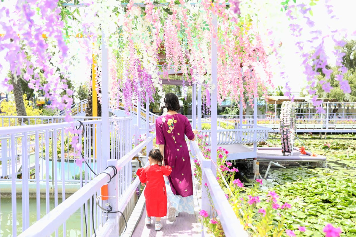 台南食記｜2023台南最新景點推薦！紫色水漾越南休閒村（原鱷魚王蓮花休閒村）道地越式料理 火鍋、烤肉，門票可兌換飲品或越南服飾租借