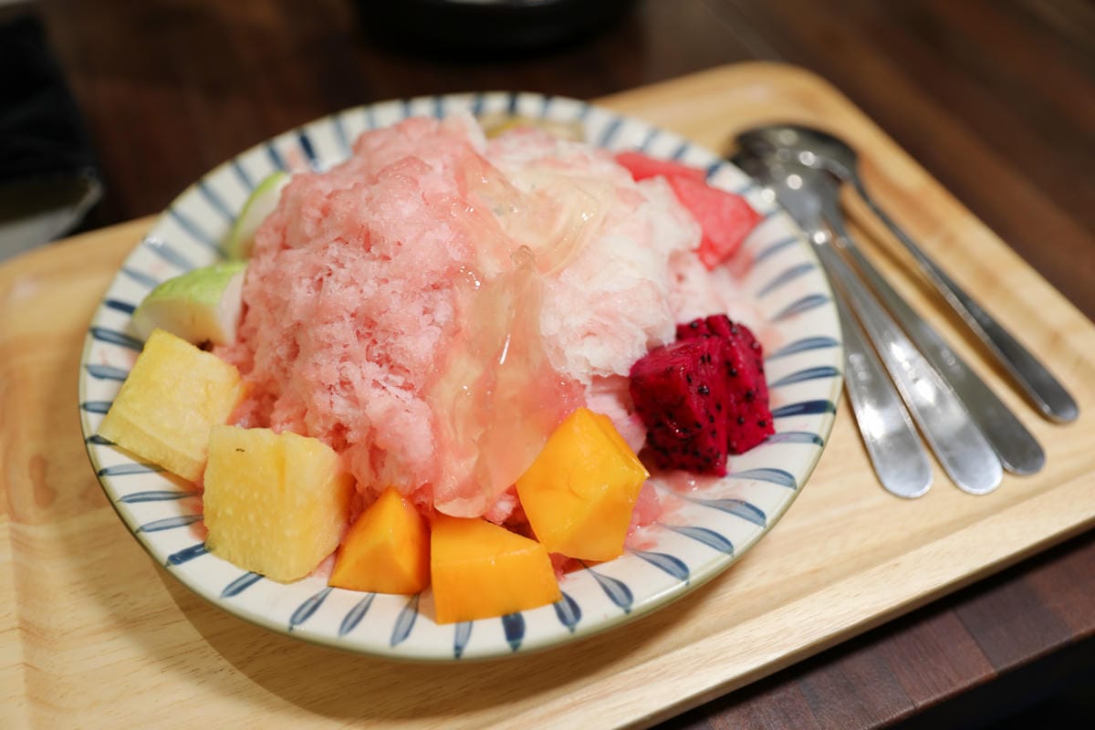 台中食記｜台中雪花冰推薦！老喬冰菓室 季節限定 芒果雪花冰、水蜜桃荔枝雪花冰、椰香榴槤雪花冰，還有超好吃限量芒果糯米飯！