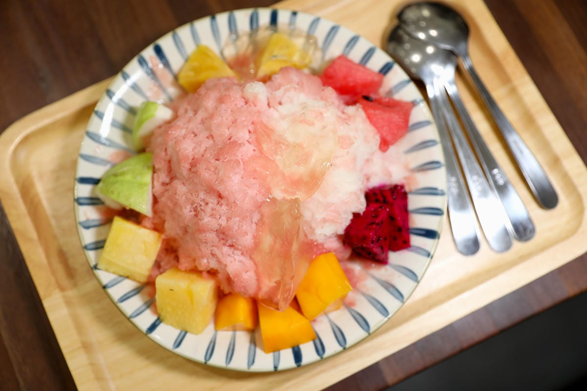 台中食記｜台中雪花冰推薦！老喬冰菓室 季節限定 芒果雪花冰、水蜜桃荔枝雪花冰、椰香榴槤雪花冰，還有超好吃限量芒果糯米飯！