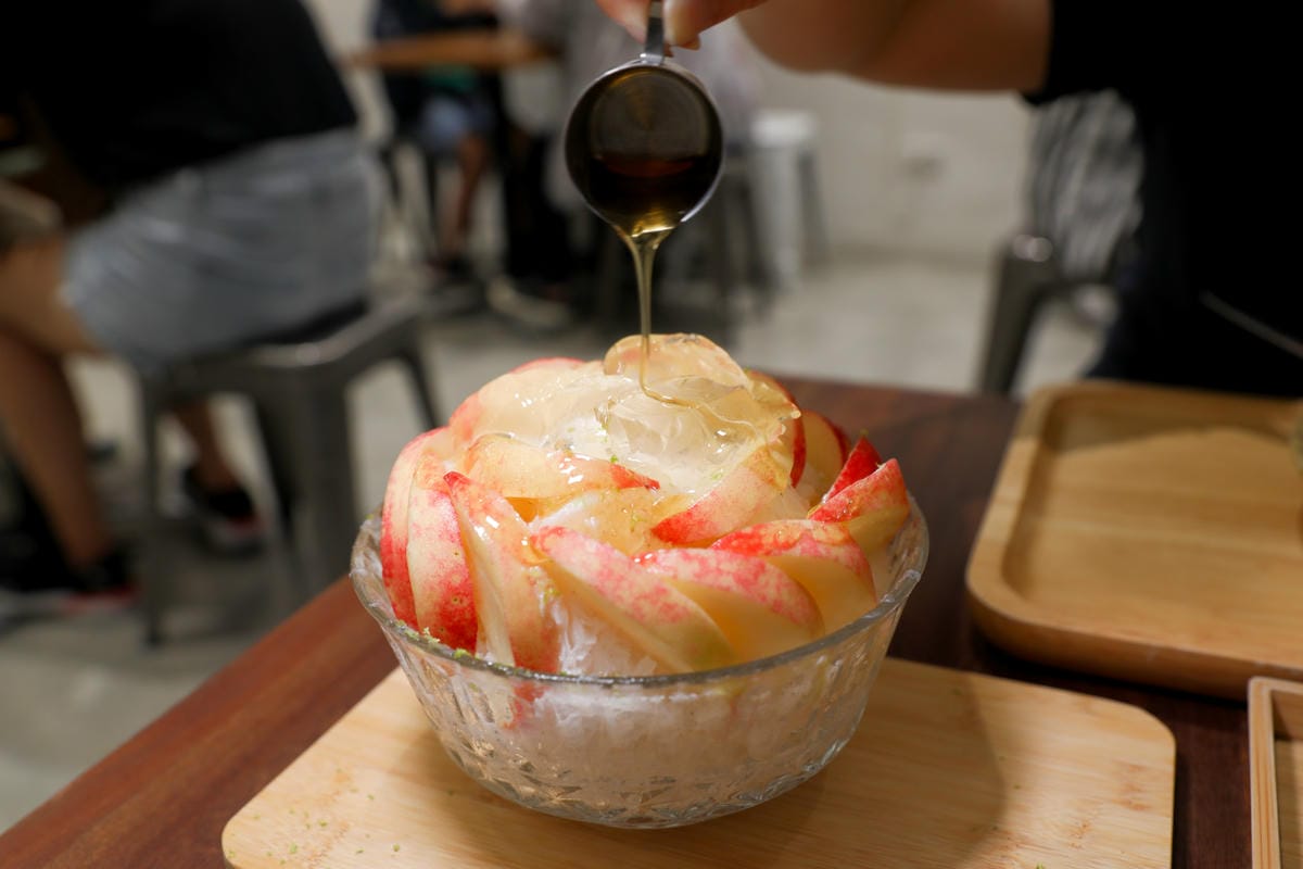 台中食記｜台中雪花冰推薦！老喬冰菓室 季節限定 芒果雪花冰、水蜜桃荔枝雪花冰、椰香榴槤雪花冰，還有超好吃限量芒果糯米飯！