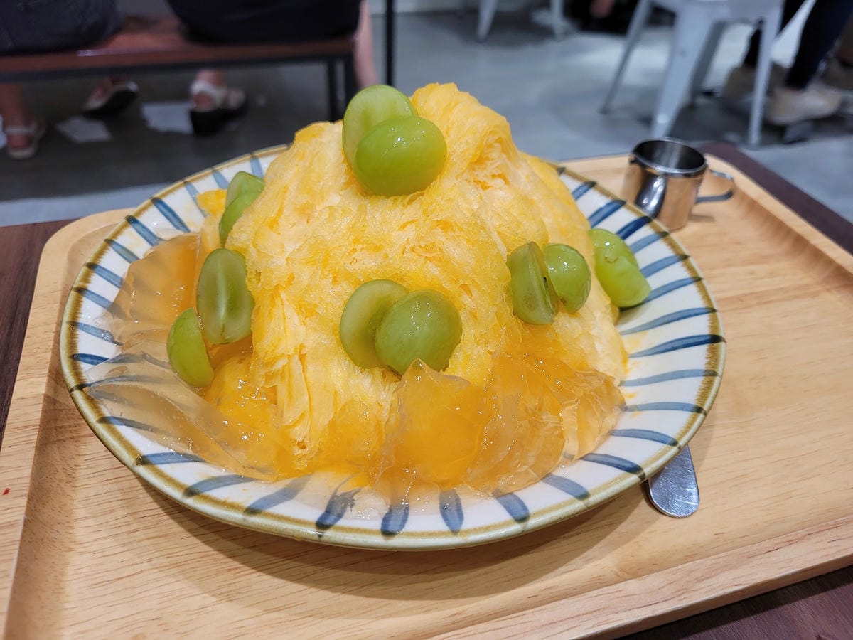 台中食記｜台中雪花冰推薦！老喬冰菓室 季節限定 芒果雪花冰、水蜜桃荔枝雪花冰、椰香榴槤雪花冰，還有超好吃限量芒果糯米飯！