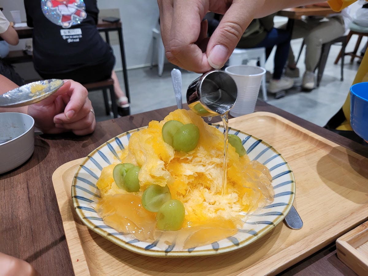 台中食記｜台中雪花冰推薦！老喬冰菓室 季節限定 芒果雪花冰、水蜜桃荔枝雪花冰、椰香榴槤雪花冰，還有超好吃限量芒果糯米飯！
