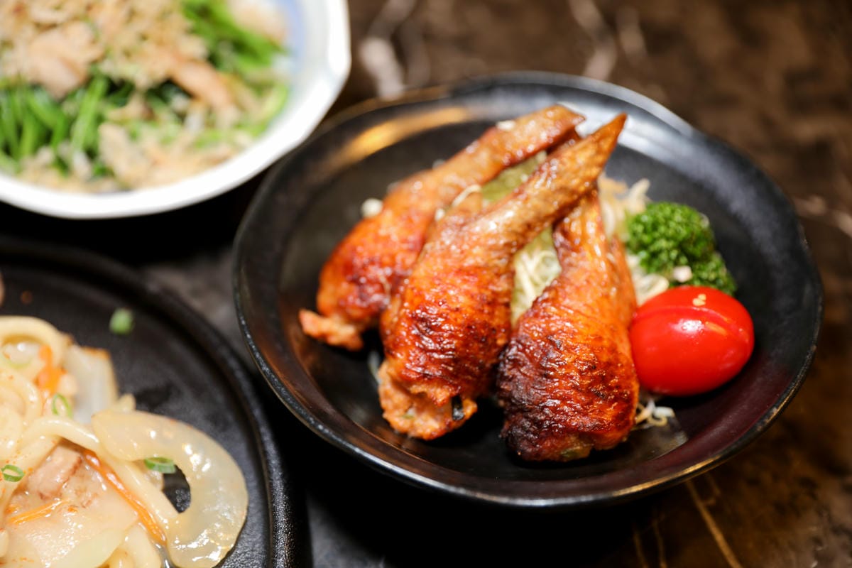台北食記｜台北松山區美食居酒屋推薦！一号基地（慶城店）清酒、生啤無限暢飲，南京復興站慶城美食推薦！