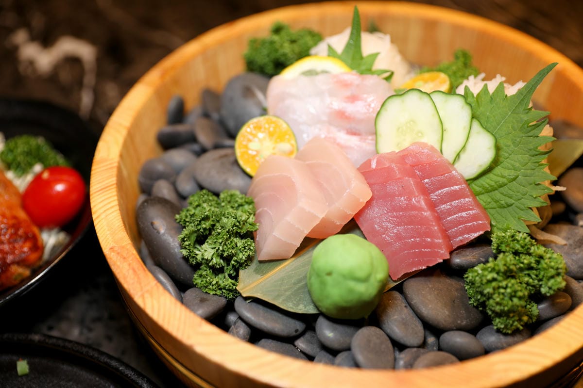 台北食記｜台北松山區美食居酒屋推薦！一号基地（慶城店）清酒、生啤無限暢飲，南京復興站慶城美食推薦！