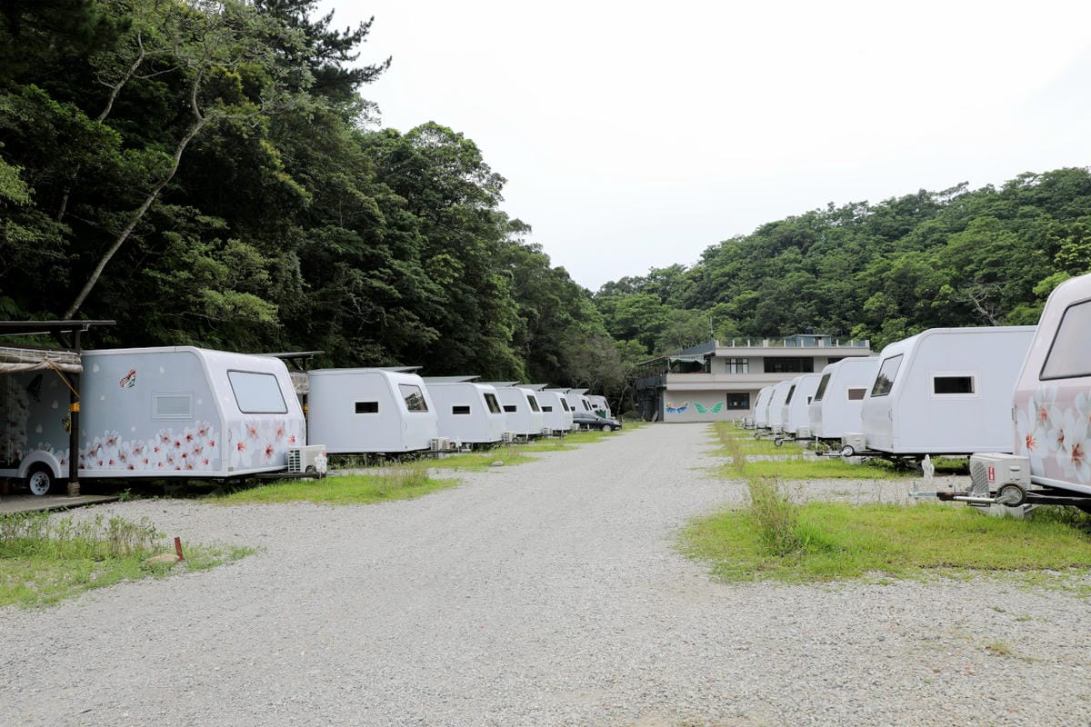 桃園露營｜龍潭露營區 休旅家梧桐心境露營區 松林下露營，桃園豪華露營車！豐富自然生態 桃園親子露營推薦！