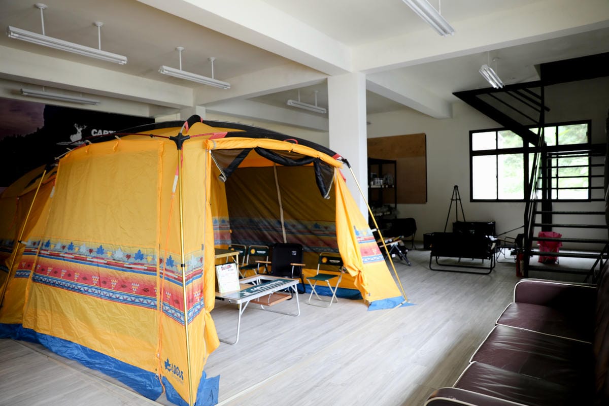 桃園露營｜龍潭露營區 休旅家梧桐心境露營區 松林下露營，桃園豪華露營車！豐富自然生態 桃園親子露營推薦！