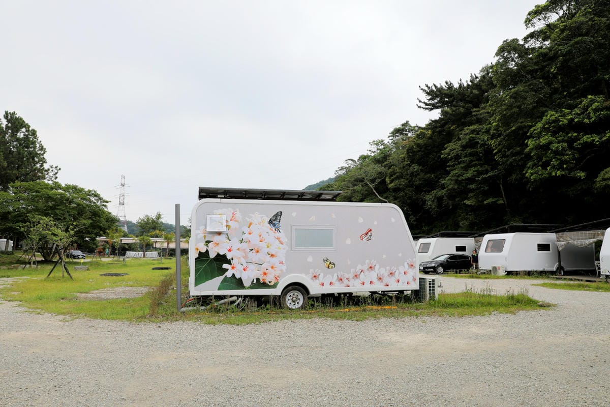 桃園露營｜龍潭露營區 休旅家梧桐心境露營區 松林下露營，桃園豪華露營車！豐富自然生態 桃園親子露營推薦！